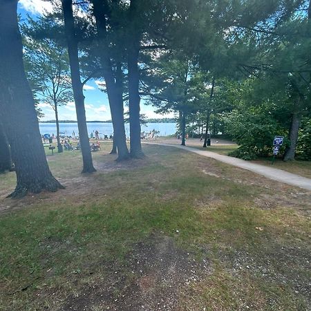 Long Lake Retreat- Hot Tub, Pool Table, Firepit トラバーズ・シティ エクステリア 写真