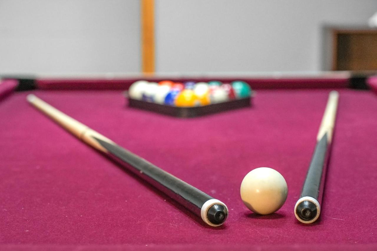 Long Lake Retreat- Hot Tub, Pool Table, Firepit トラバーズ・シティ エクステリア 写真