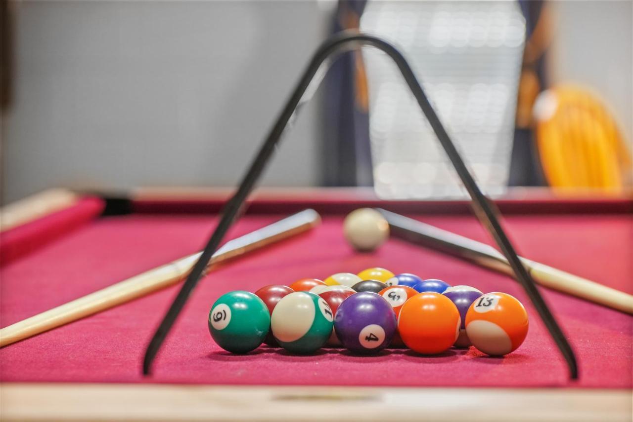 Long Lake Retreat- Hot Tub, Pool Table, Firepit トラバーズ・シティ エクステリア 写真
