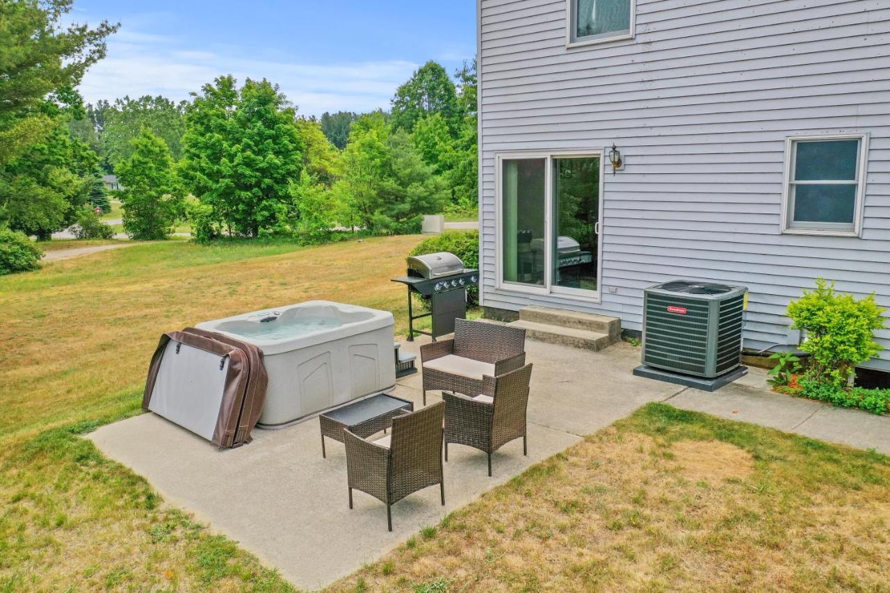 Long Lake Retreat- Hot Tub, Pool Table, Firepit トラバーズ・シティ エクステリア 写真
