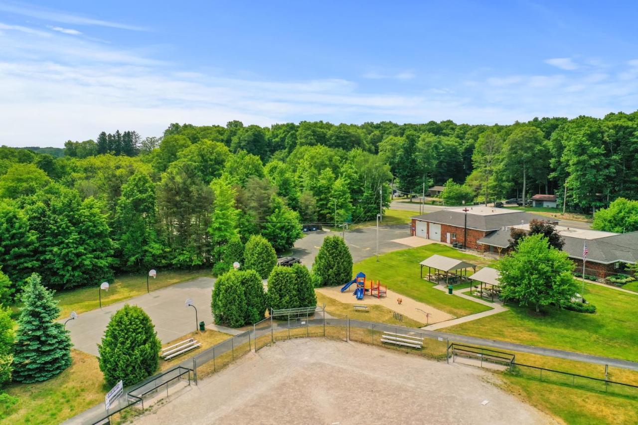 Long Lake Retreat- Hot Tub, Pool Table, Firepit トラバーズ・シティ エクステリア 写真