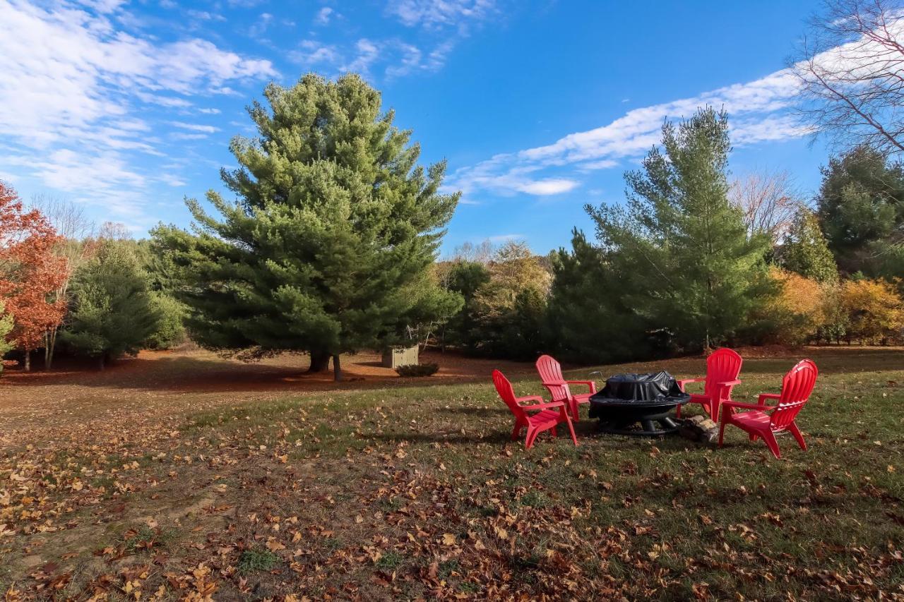 Long Lake Retreat- Hot Tub, Pool Table, Firepit トラバーズ・シティ エクステリア 写真