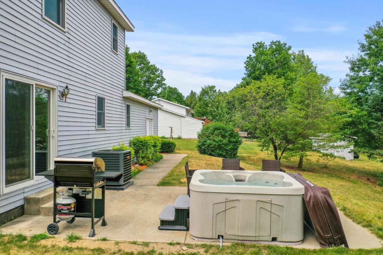 Long Lake Retreat- Hot Tub, Pool Table, Firepit トラバーズ・シティ エクステリア 写真