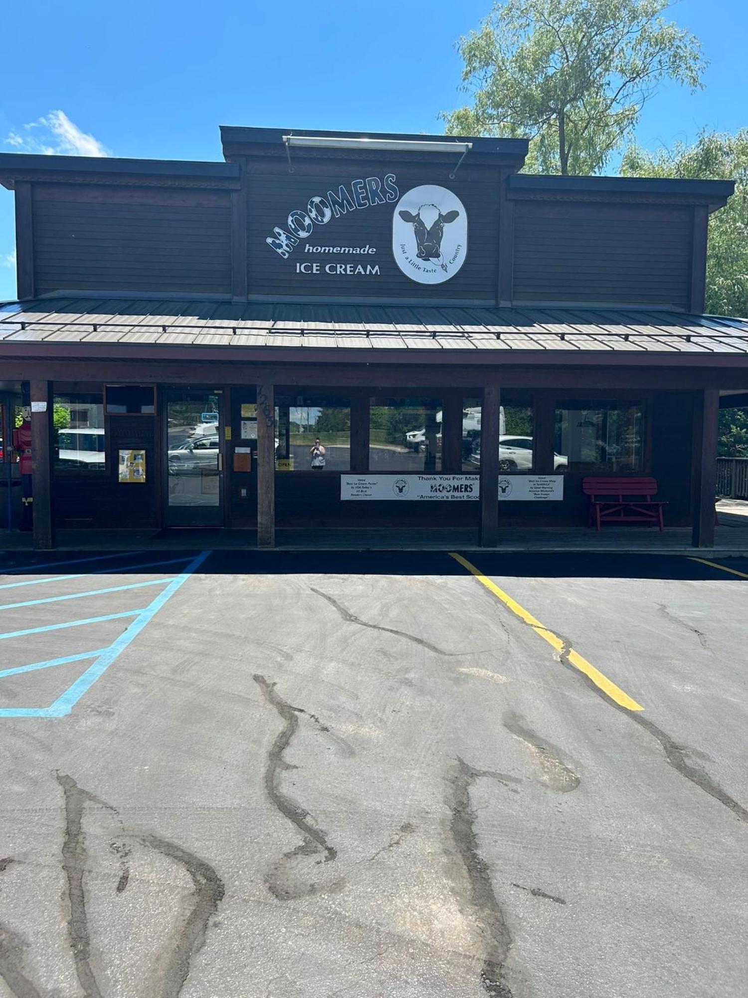 Long Lake Retreat- Hot Tub, Pool Table, Firepit トラバーズ・シティ エクステリア 写真