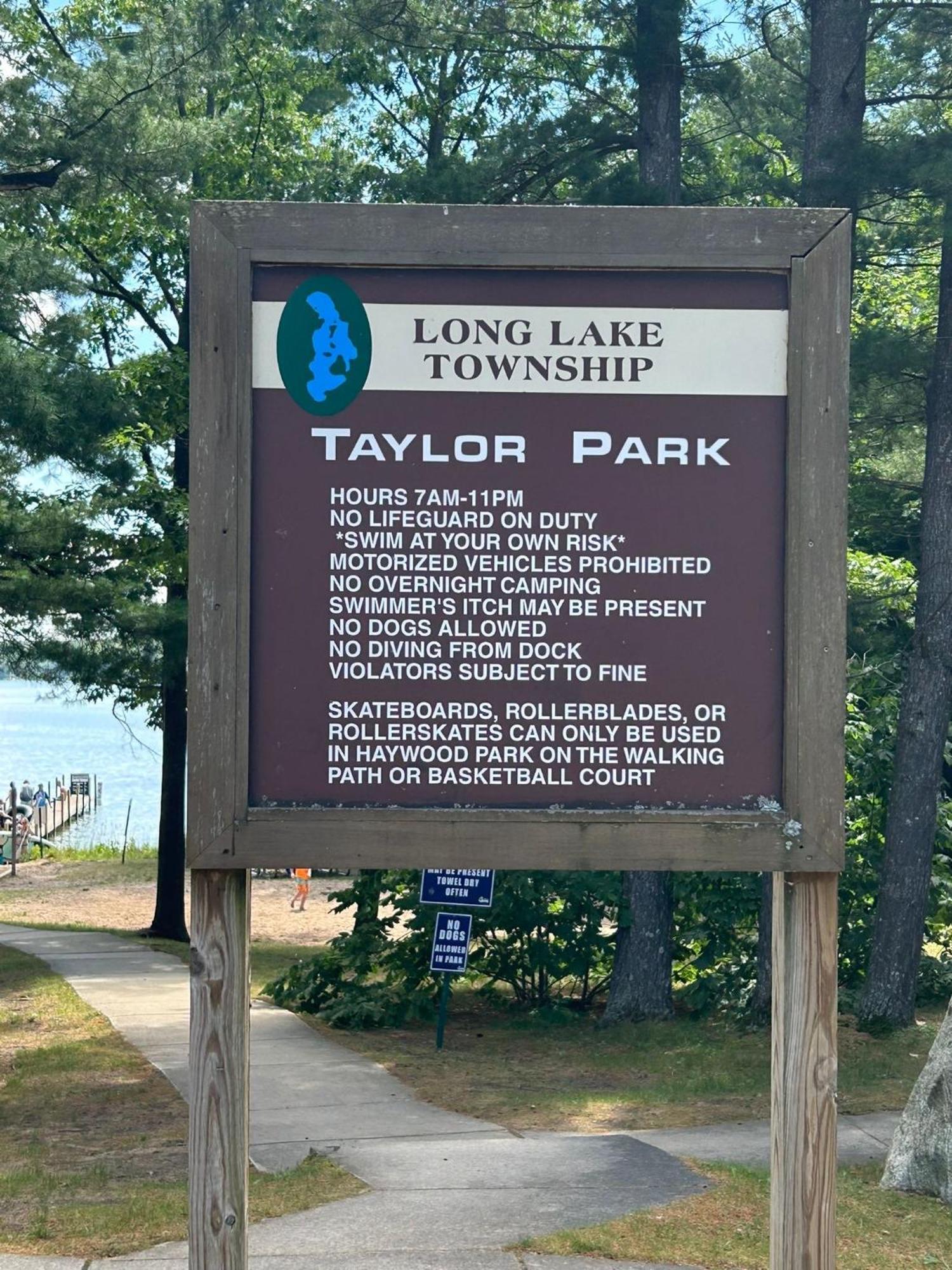 Long Lake Retreat- Hot Tub, Pool Table, Firepit トラバーズ・シティ エクステリア 写真